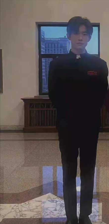 张韶涵登《新闻联播》，晒与李思思合照，对方戴近2万围巾显贵气休闲区蓝鸢梦想 - Www.slyday.coM