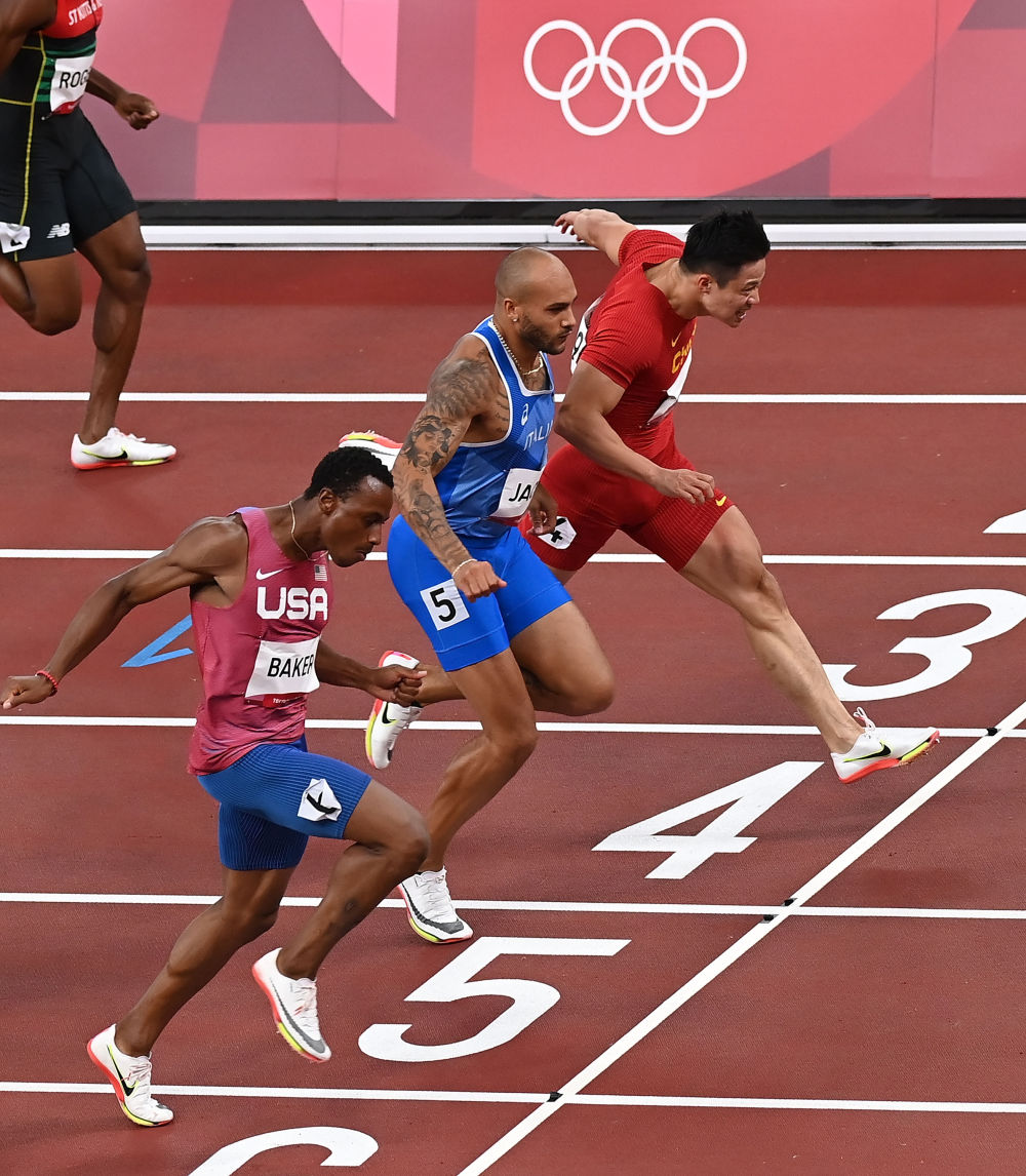 ↑2021年8月1日，东京奥运会田径男子100米半决赛在东京新国立竞技场举行。中国选手苏炳添（右一）跑出9秒83，以半决赛第一晋级决赛，同时创造了新的亚洲纪录。