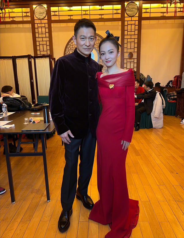 张韶涵登《新闻联播》，晒与李思思合照，对方戴近2万围巾显贵气休闲区蓝鸢梦想 - Www.slyday.coM