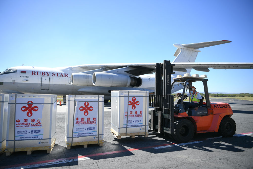 ↑2021年12月24日，在尼加拉瓜马那瓜国际机场，工作人员转运由中国国药集团生产的新冠疫苗。当日，中国政府提供的第二批新冠疫苗运抵马那瓜，助力当地开展疫苗接种计划。