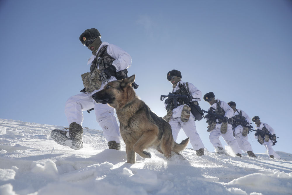 ↑2021年2月11日，驻守帕米尔高原的新疆喀什军分区某边防团托克满苏边防连官兵按计划对海拔5100米的山口实施例行巡逻。