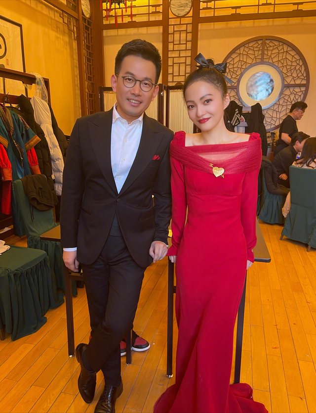 张韶涵登《新闻联播》，晒与李思思合照，对方戴近2万围巾显贵气休闲区蓝鸢梦想 - Www.slyday.coM