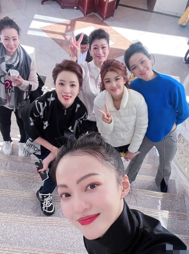 张韶涵登《新闻联播》，晒与李思思合照，对方戴近2万围巾显贵气休闲区蓝鸢梦想 - Www.slyday.coM