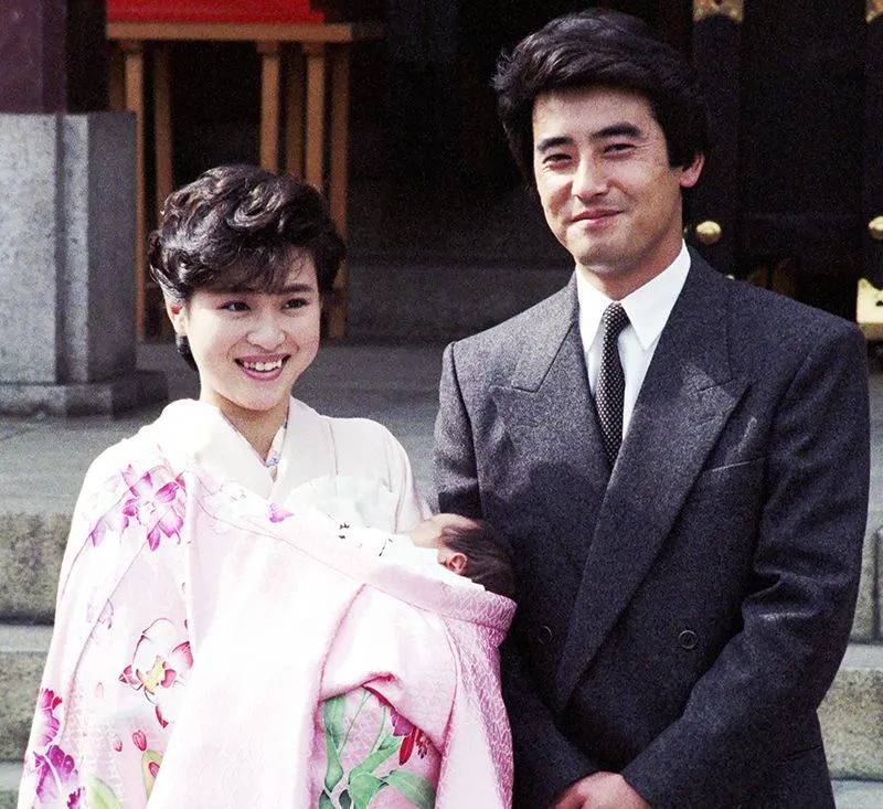 1985年圣子与演员神田正辉因共演结缘,随后结婚.
