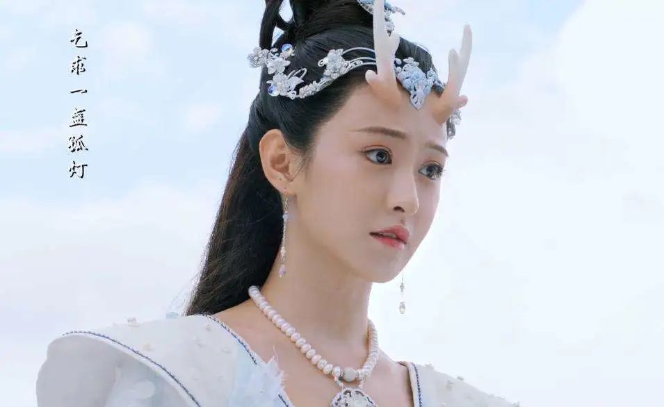 里,朱圣祎一人分饰两角,分别扮演了双生子"水精灵"和"火琉璃"