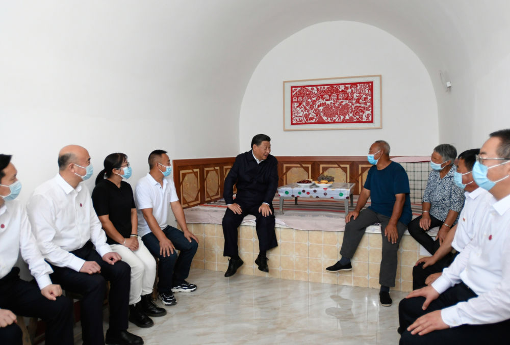↑2021年9月13日至14日，习近平在陕西省榆林市考察。这是14日下午，习近平在绥德县张家砭镇郝家桥村，看望村民侯志荣一家。