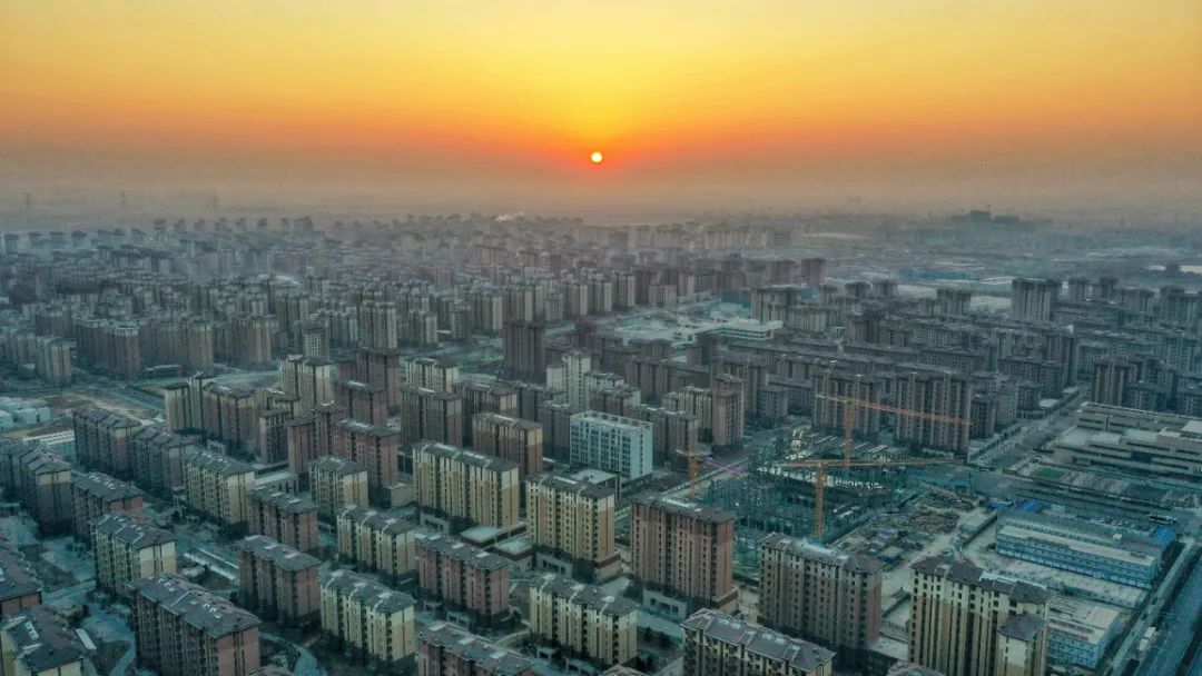 1月1日，雄安新区容东安置区迎来了新年的第一缕晨光。毛鹤然 摄