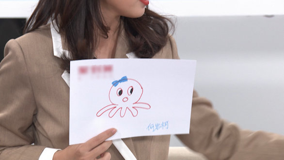 王冰冰晚会画章鱼，被网友戏称王冰冰像极了画画时的我休闲区蓝鸢梦想 - Www.slyday.coM