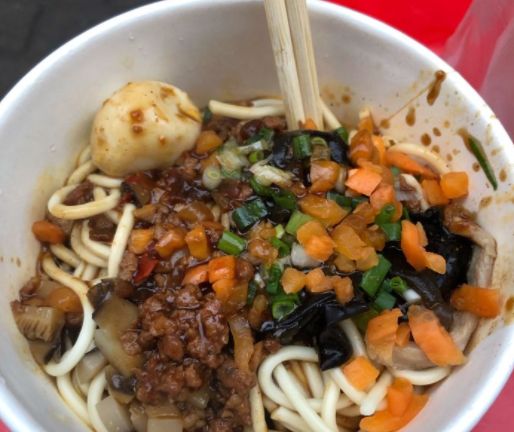 武汉这家小破店，3两足称才卖5块，客人蹲在门口边吃边夸休闲区蓝鸢梦想 - Www.slyday.coM