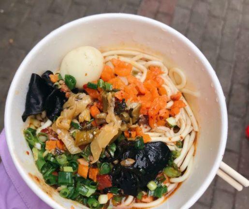 武汉这家小破店，3两足称才卖5块，客人蹲在门口边吃边夸休闲区蓝鸢梦想 - Www.slyday.coM