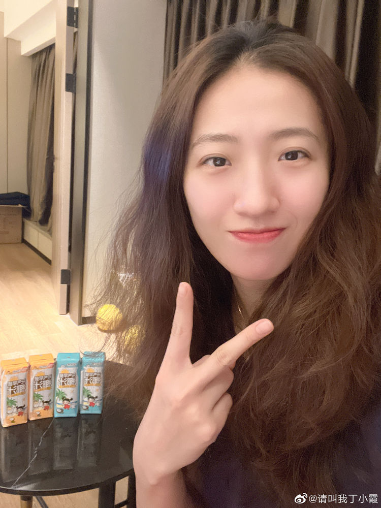 丁霞很美丽30岁女排二传晒新年照一头飘逸长发比剪刀手可爱