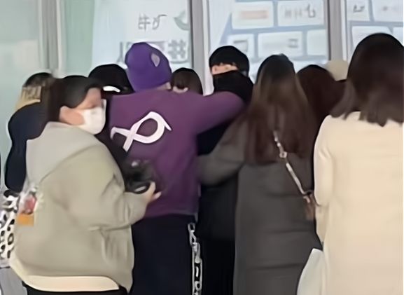 太过分！国乒帅哥回北京遭围堵，女粉丝怼脸拍，世界冠军全程黑脸休闲区蓝鸢梦想 - Www.slyday.coM