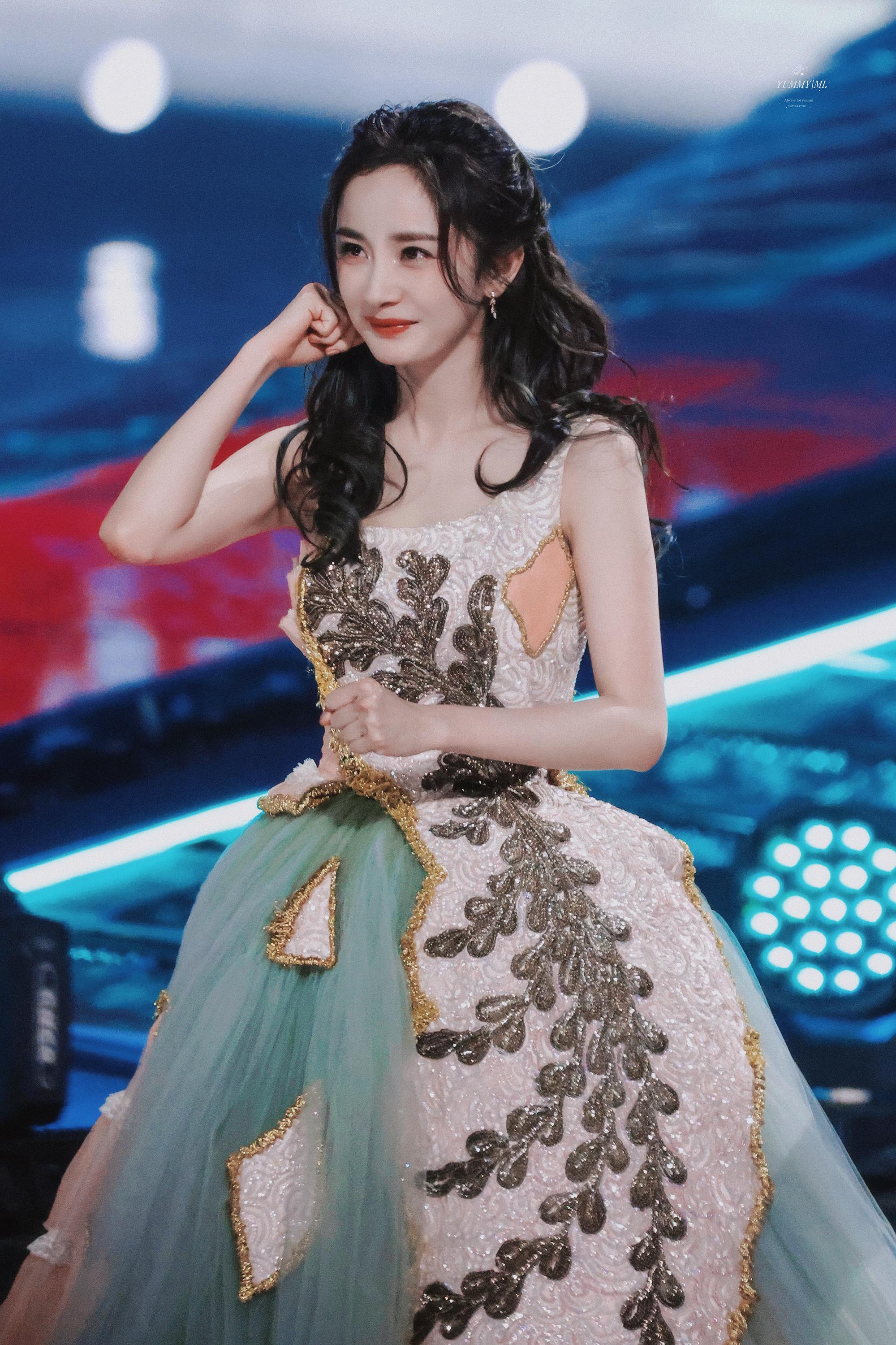 明星跨年礼服太内卷baby杨幂高定争锋唐嫣快被甩出85花