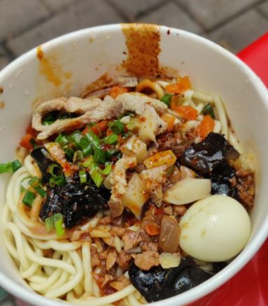 武汉这家小破店，3两足称才卖5块，客人蹲在门口边吃边夸休闲区蓝鸢梦想 - Www.slyday.coM