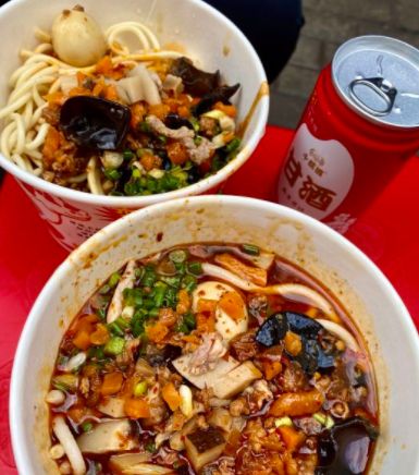 武汉这家小破店，3两足称才卖5块，客人蹲在门口边吃边夸休闲区蓝鸢梦想 - Www.slyday.coM