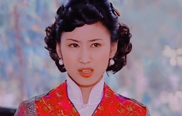 了她的演艺之路的大门,邀请她出演民国戏《哑巴新娘》里的柳湘君一角