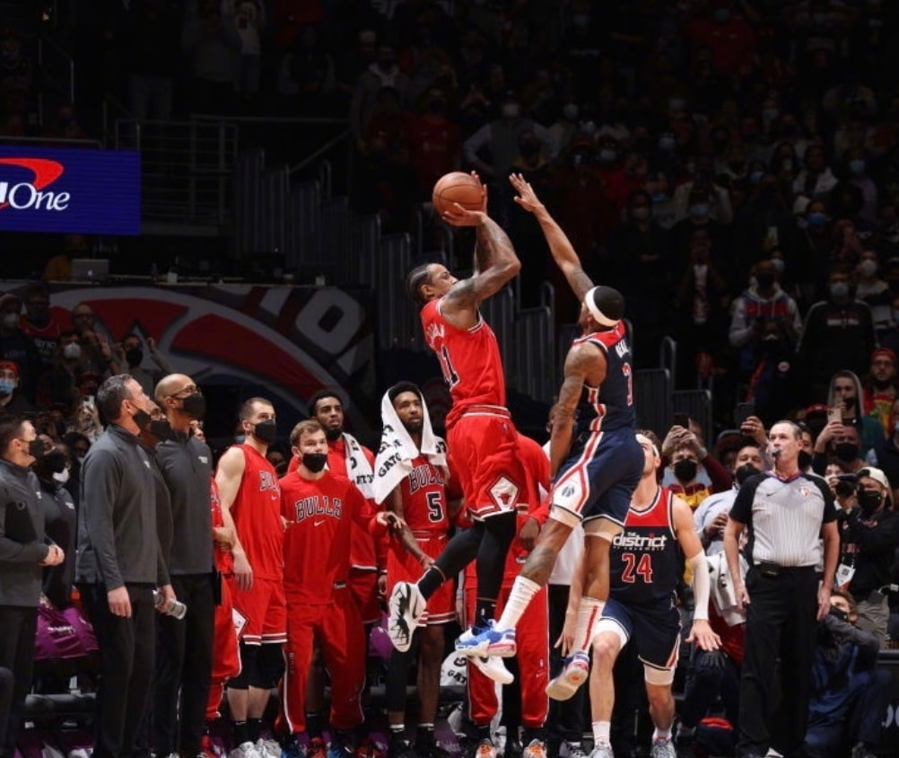 背靠背绝杀！别说德罗赞不投三分，他已是当代科比！休闲区蓝鸢梦想 - Www.slyday.coM