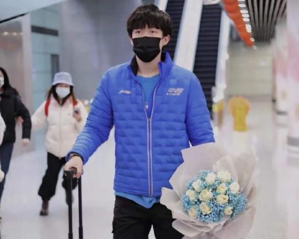 太过分！国乒帅哥回北京遭围堵，女粉丝怼脸拍，世界冠军全程黑脸休闲区蓝鸢梦想 - Www.slyday.coM