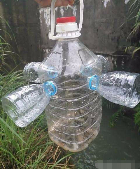 农村大叔自制捕鱼神器,第二天拉上来后,令人惊讶!