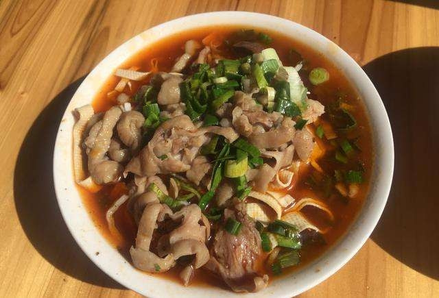 也许在不久的将来,人们再提及信阳,会把罗山县的肥肠小吃