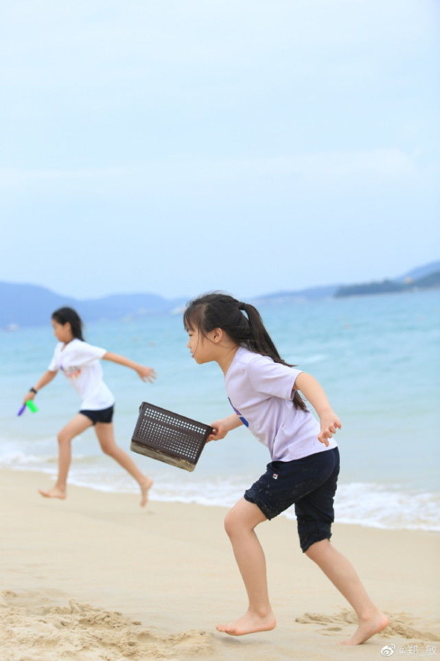 岳云鹏两个女孩图片