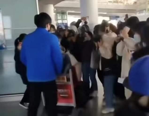 太过分！国乒帅哥回北京遭围堵，女粉丝怼脸拍，世界冠军全程黑脸休闲区蓝鸢梦想 - Www.slyday.coM