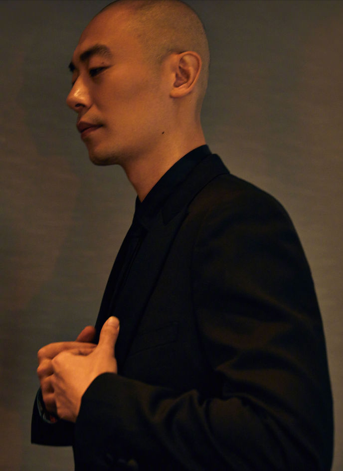 37岁朱亚文晒新年近照撞脸葛优光头照帅气十足网友直呼不敢认