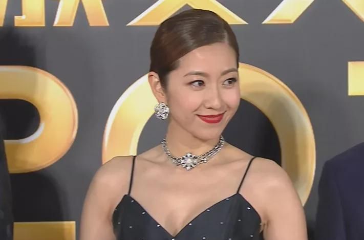 tvb颁奖礼红毯来了,陈自瑶公主裙大秀美背,钟嘉欣银色西装失策|陈自瑶