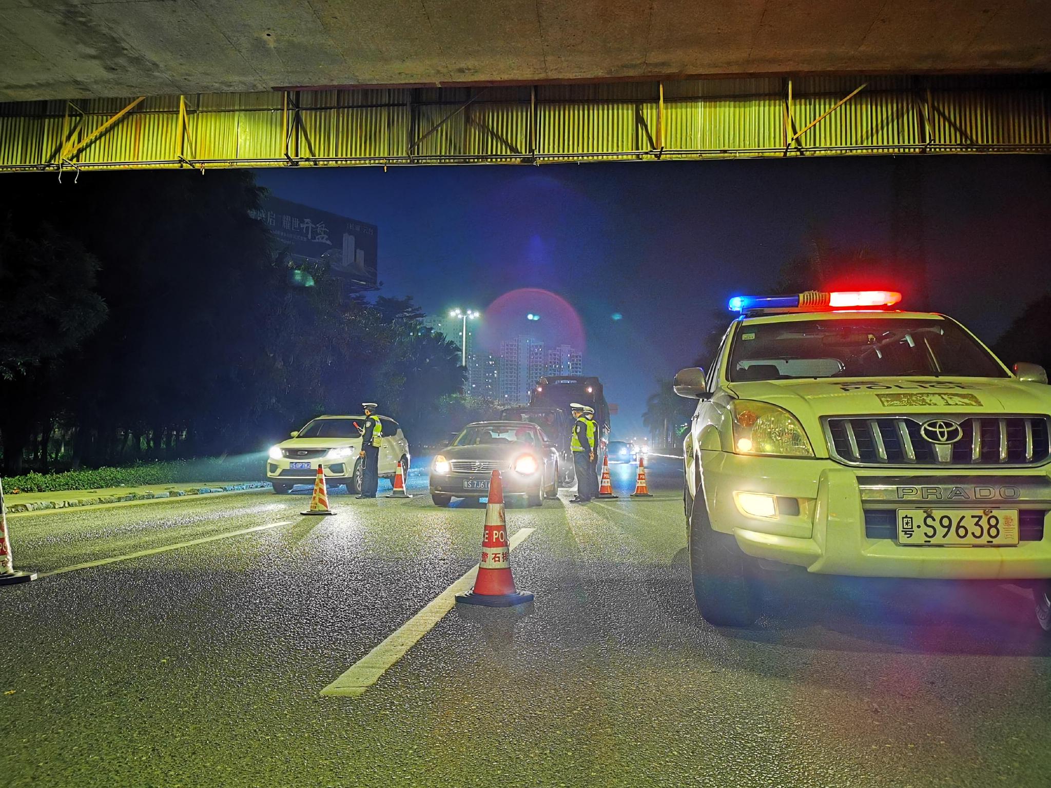 东莞石排交警跨年夜查酒驾，0点20分酒驾第一人被抓现行休闲区蓝鸢梦想 - Www.slyday.coM