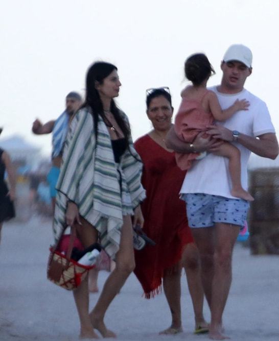 新科f1冠军度假!维斯塔潘抱着科维亚特的女儿,33岁女友身材好