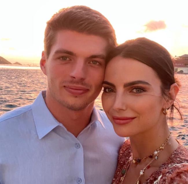 新科f1冠军度假维斯塔潘抱着科维亚特的女儿33岁女友身材好