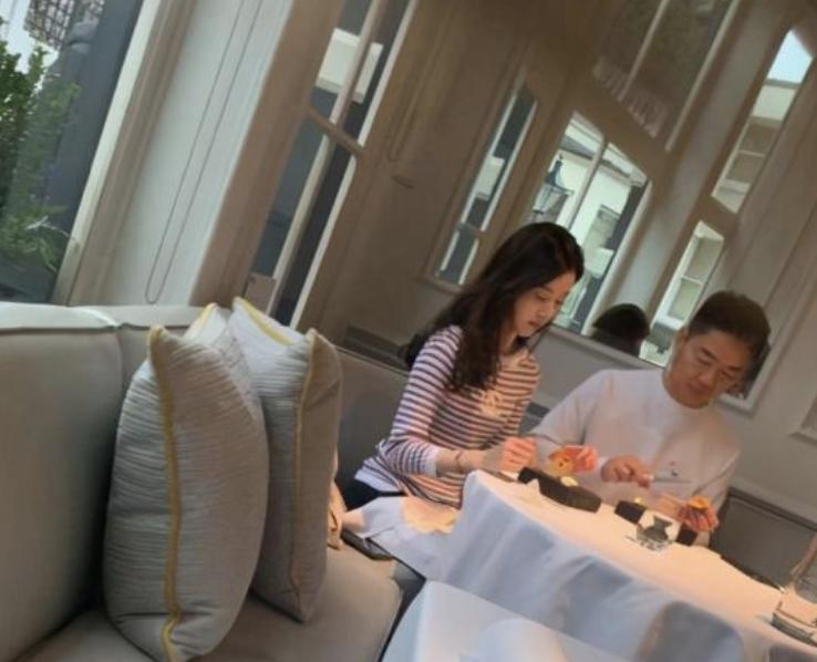 章泽天新年第一天晒登山照,刘强东视角下笑容明媚,身材超赞休闲区蓝鸢梦想 - Www.slyday.coM 章泽天新年第一天晒登山照,刘强东视角下笑容明媚,身材超赞休闲区蓝鸢梦想 - Www.slyday.coM