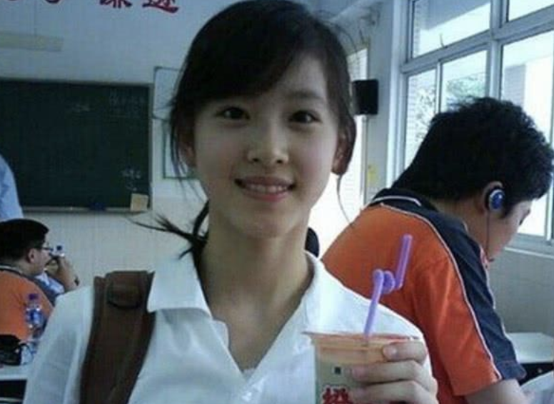 章泽天新年第一天晒登山照,刘强东视角下笑容明媚,身材超赞休闲区蓝鸢梦想 - Www.slyday.coM 章泽天新年第一天晒登山照,刘强东视角下笑容明媚,身材超赞休闲区蓝鸢梦想 - Www.slyday.coM