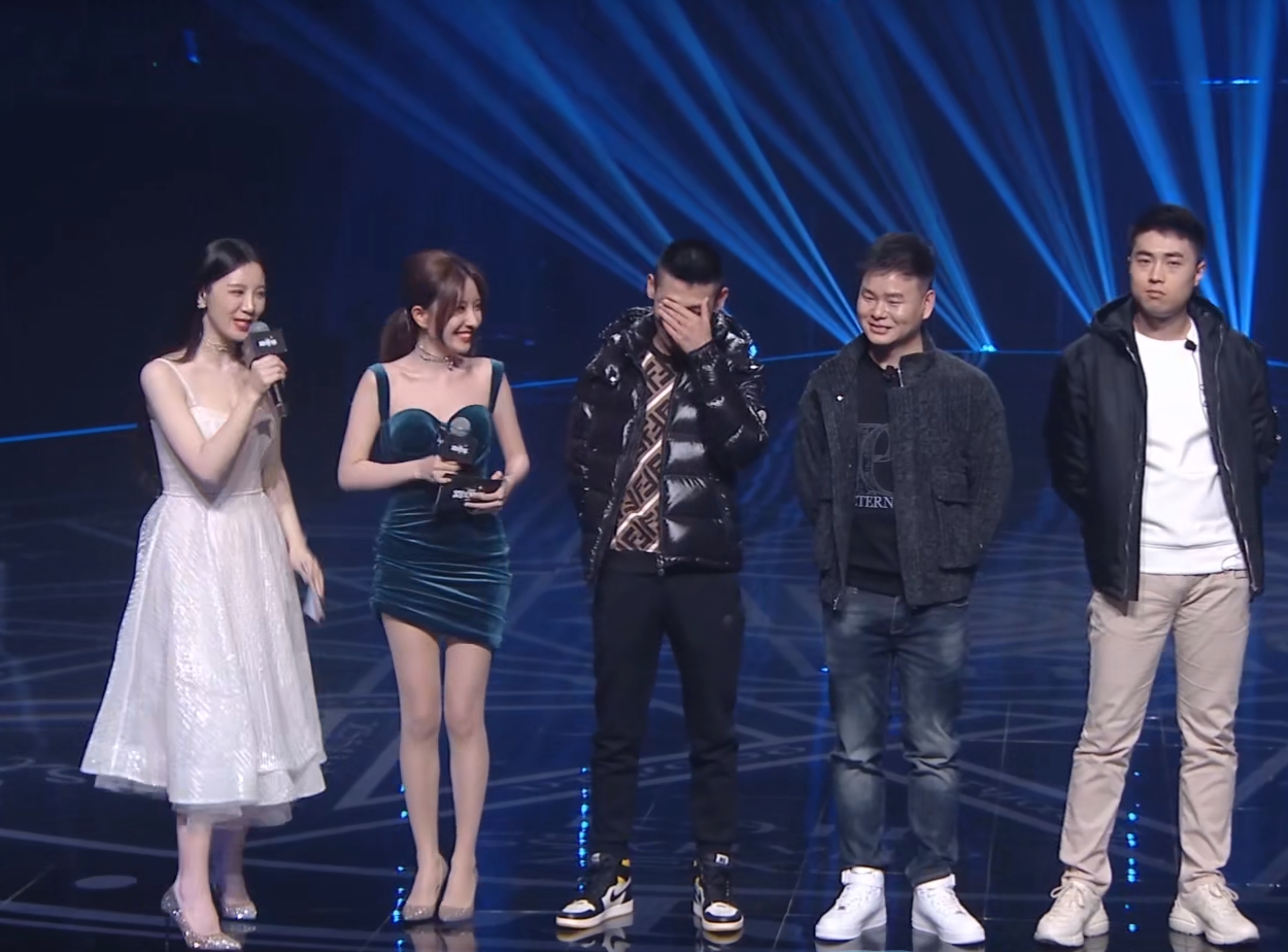 首先是正主持人梦涵,在这次dnf嘉年华狂欢庆典活动中梦幻一袭白色长裙