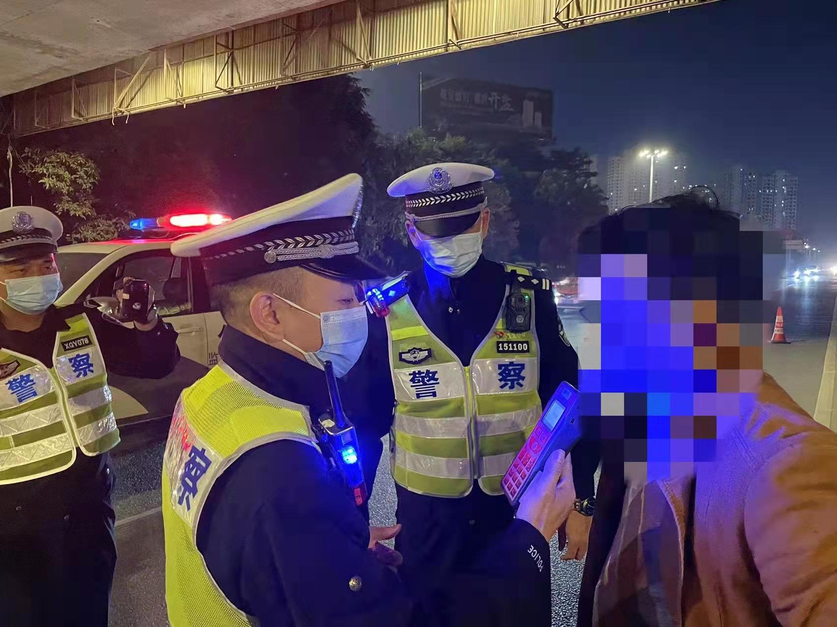 东莞石排交警跨年夜查酒驾，0点20分酒驾第一人被抓现行休闲区蓝鸢梦想 - Www.slyday.coM