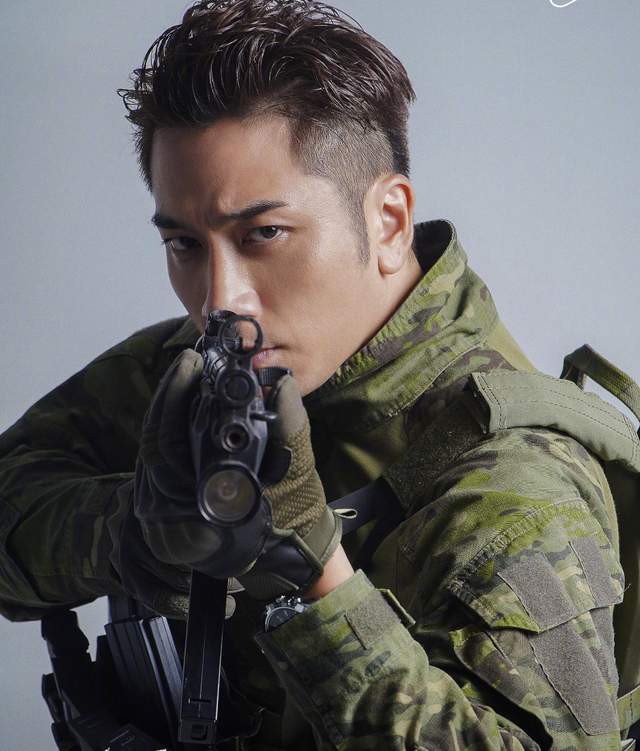 吴卓羲低调现身绯闻女友跨年节目面对镜头大赞对方好声音