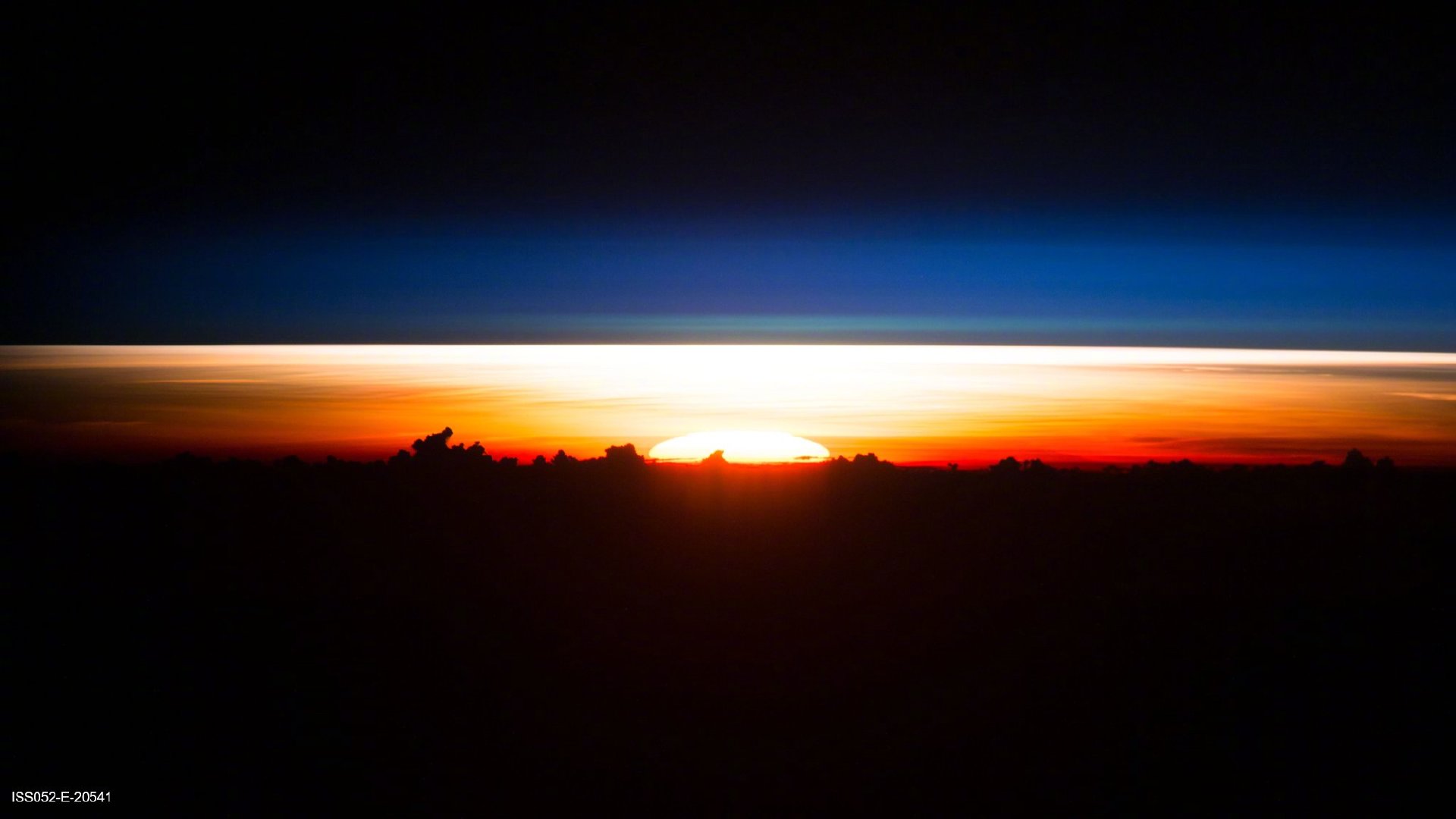 希望这些空间站宇航员拍摄到的日出日落