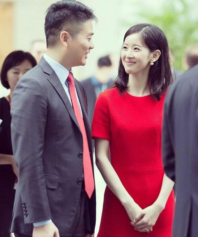 章泽天新年第一天晒登山照,刘强东视角下笑容明媚,身材超赞休闲区蓝鸢梦想 - Www.slyday.coM 章泽天新年第一天晒登山照,刘强东视角下笑容明媚,身材超赞休闲区蓝鸢梦想 - Www.slyday.coM