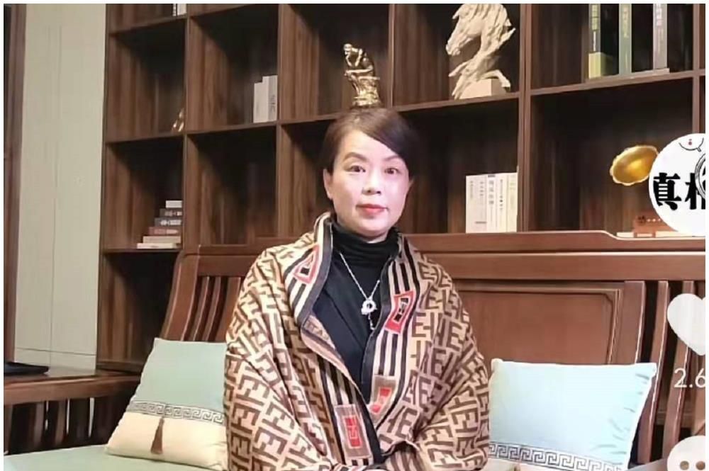 开封舅舅陪妹妹跨年:姚师兵给许妈送新年礼物,让她流下幸福泪水|许敏