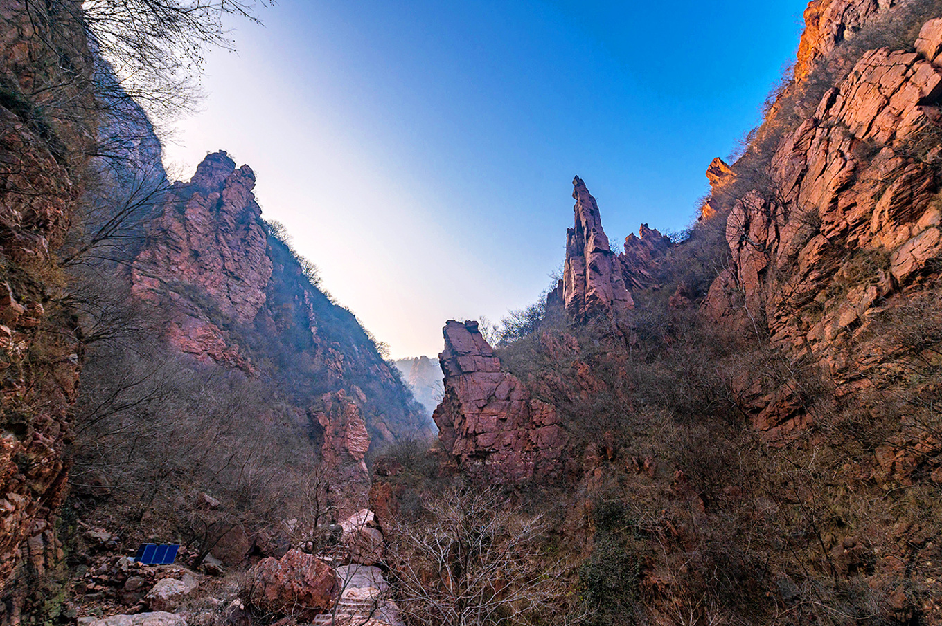 到1小时的伏羲山,古往今年都是倍受瞩止的宝地,它横跨新密,登封,巩义