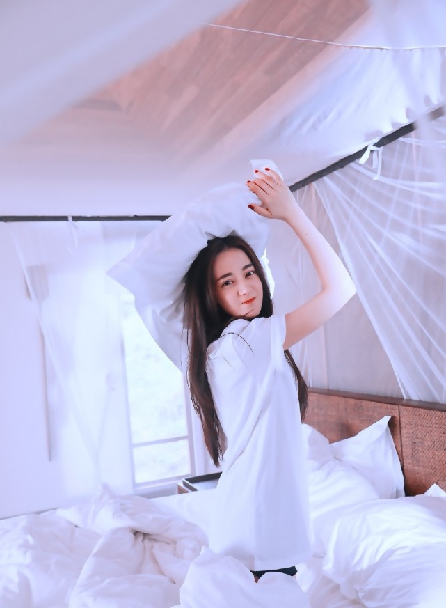 迪丽热巴起床好真实,满床打滚头发翘起来,原来女生都是这样|迪丽热巴