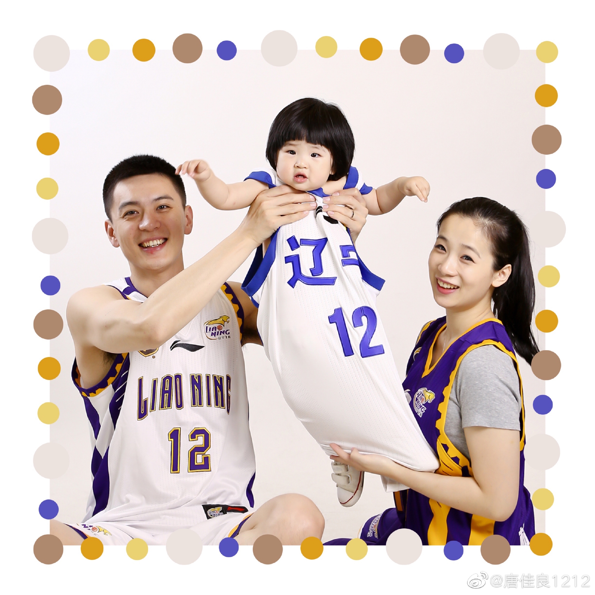 杨鸣妻子晒一双儿女照片!