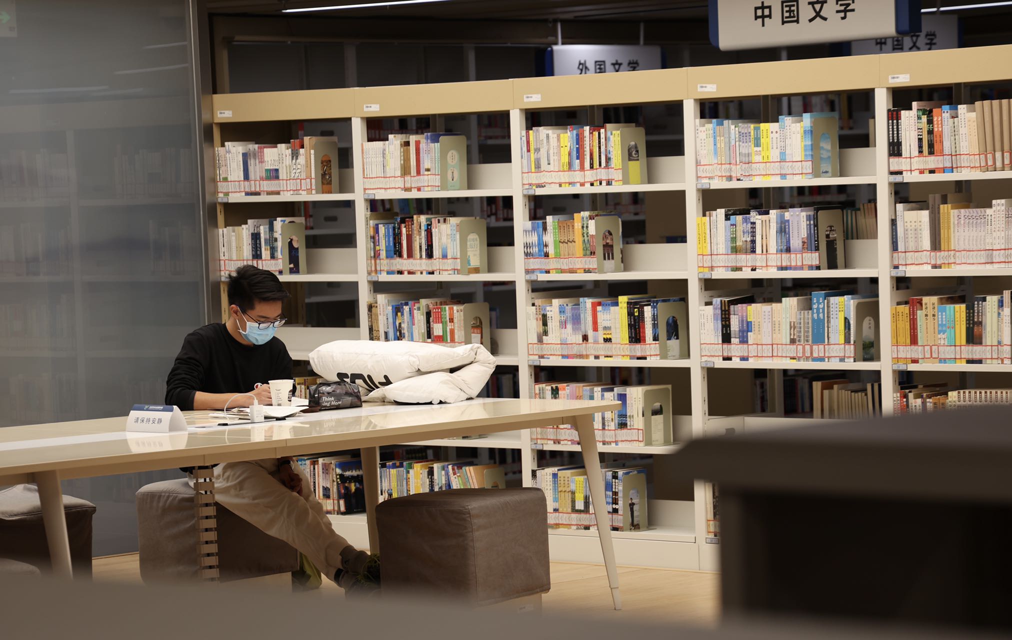 读者可以关注"北京市丰台区图书馆"微信公众号预约(年满60岁以上老年