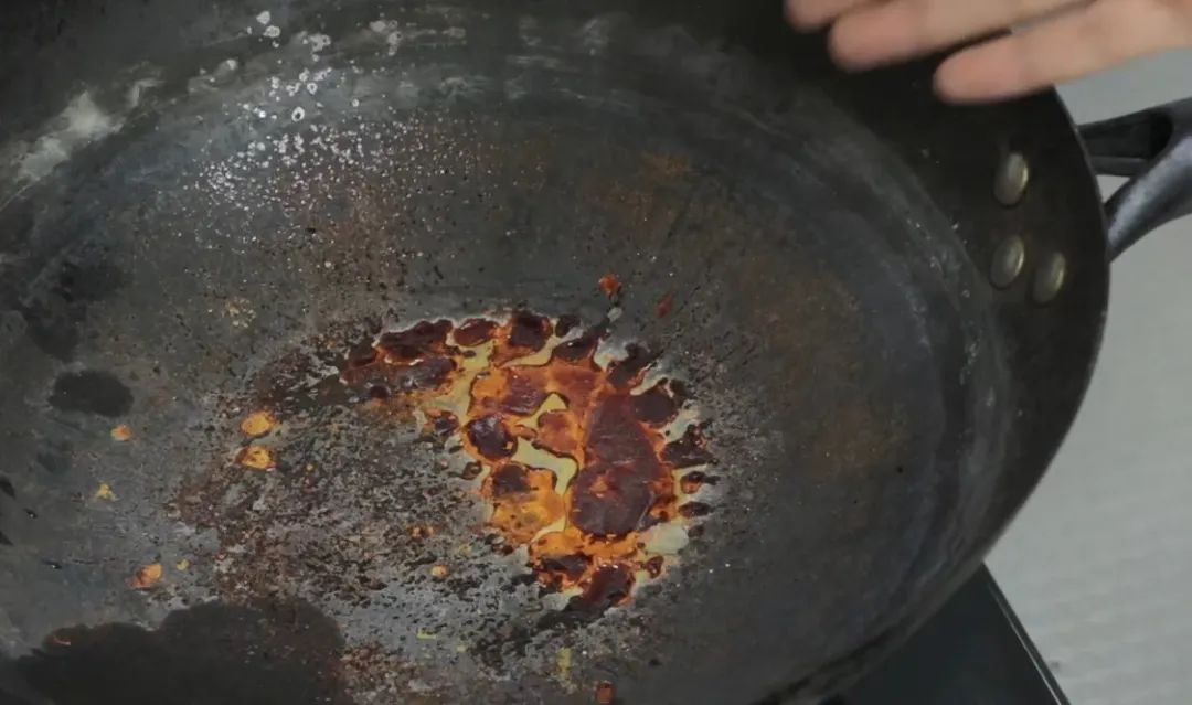 铁锅生锈没想到这么好解决一瓶白醋就能轻松搞定