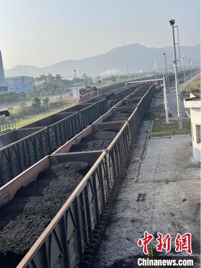 珠海高栏港站满载电煤的列车发往各大电厂 王奎林 摄
