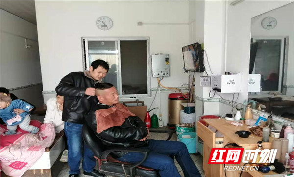 红网时刻记者 王义正 长沙报道在岳阳华容县北景港镇易地扶贫搬迁鲤鱼