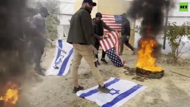 烧完美国大使馆模型后巴格达示威者2022第一天烧美国国旗