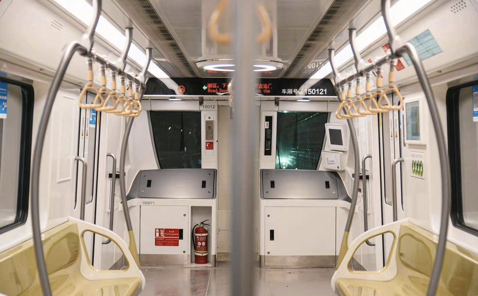 上海地铁15号线采取全自动无人驾驶系统,车头不设驾驶室.