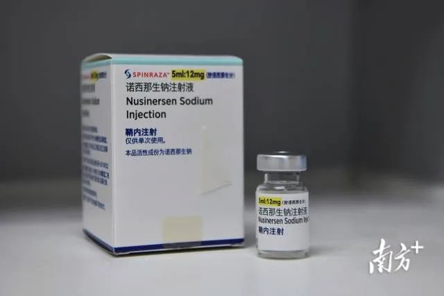 医生对患者进行注射"新年第一天就能用上这个药,感觉自己幸运到爆了!