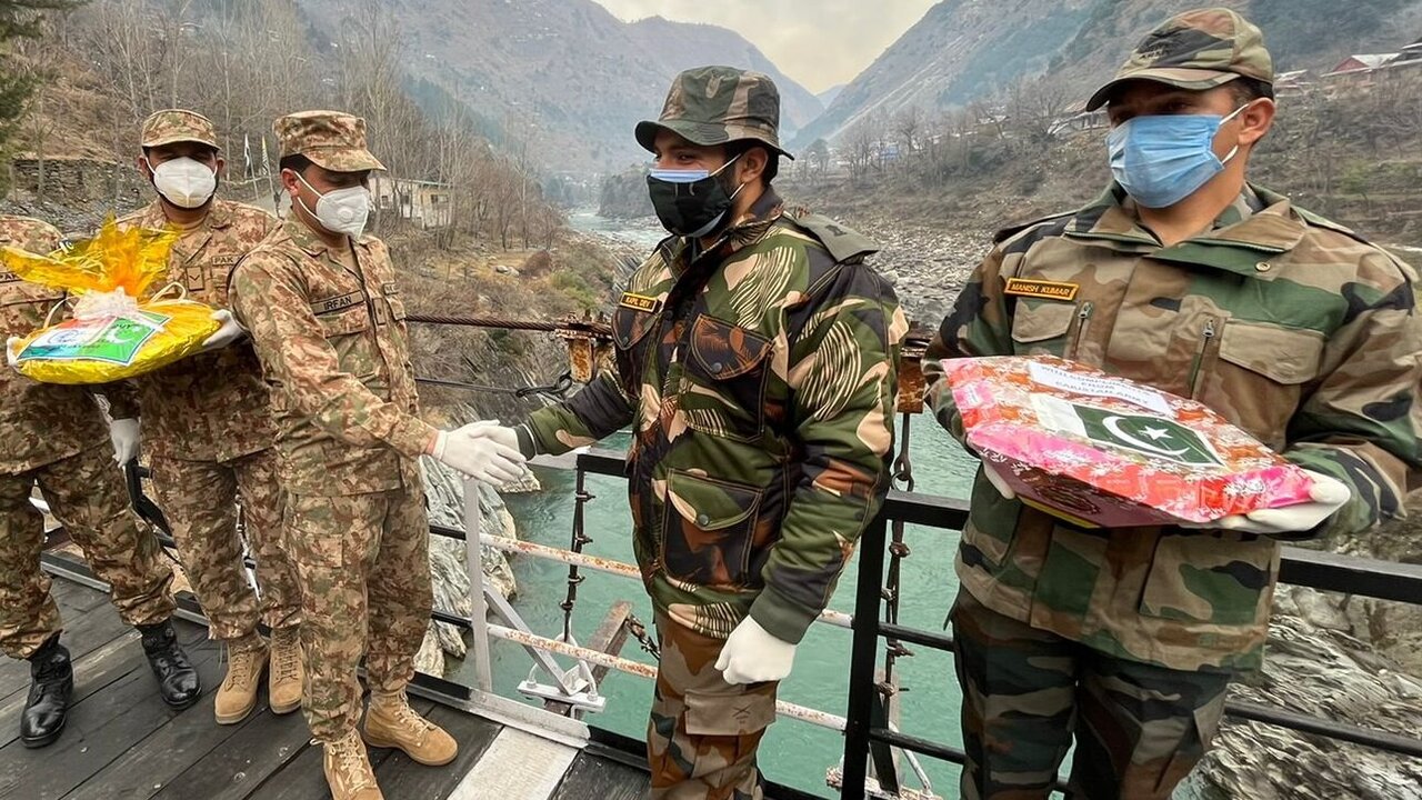 印媒：2022年第一天，中印士兵在边境互致祝福、互赠糖果休闲区蓝鸢梦想 - Www.slyday.coM